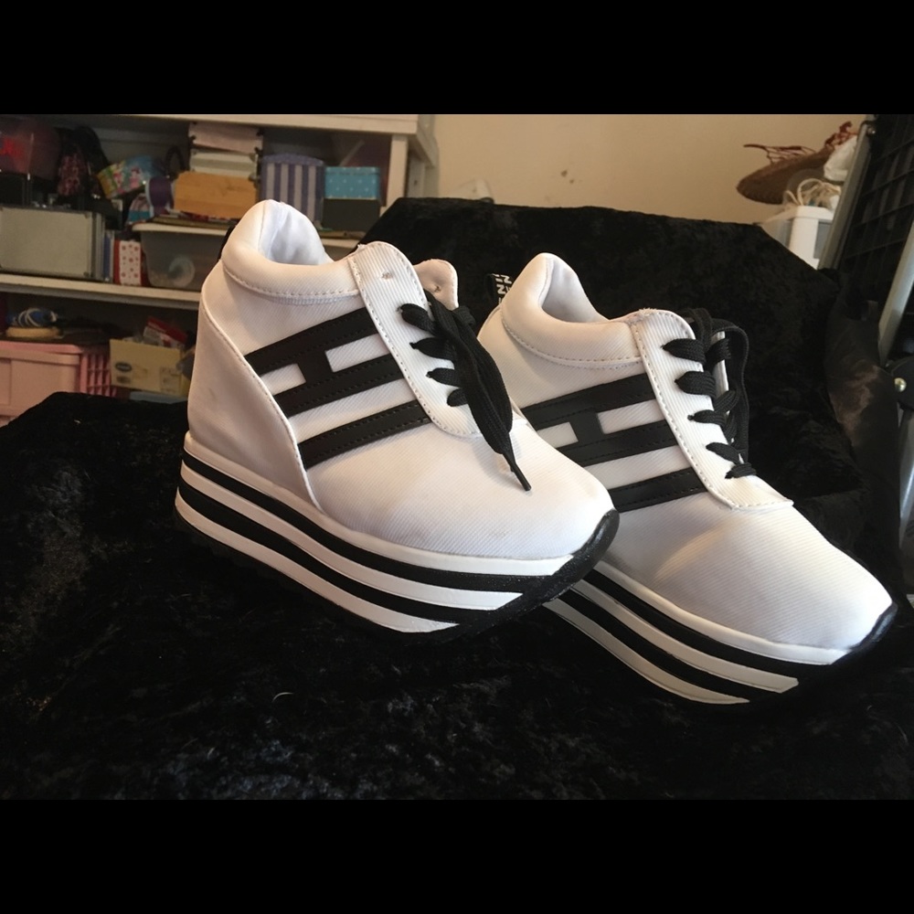 Women’s sport canvas lace up high top sneakers.